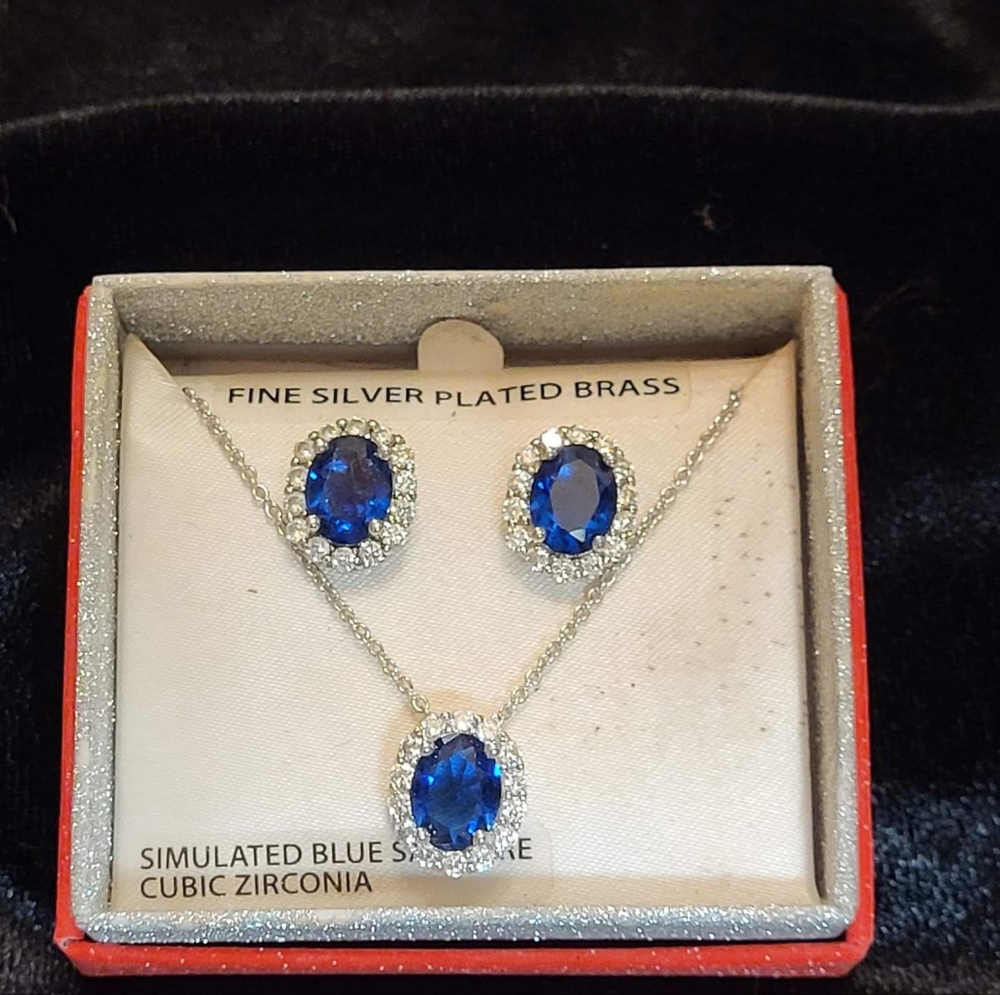 LIKE NEW OVAL SAPPHIRE/cubic zirconia EARRINGS &NECKLACE